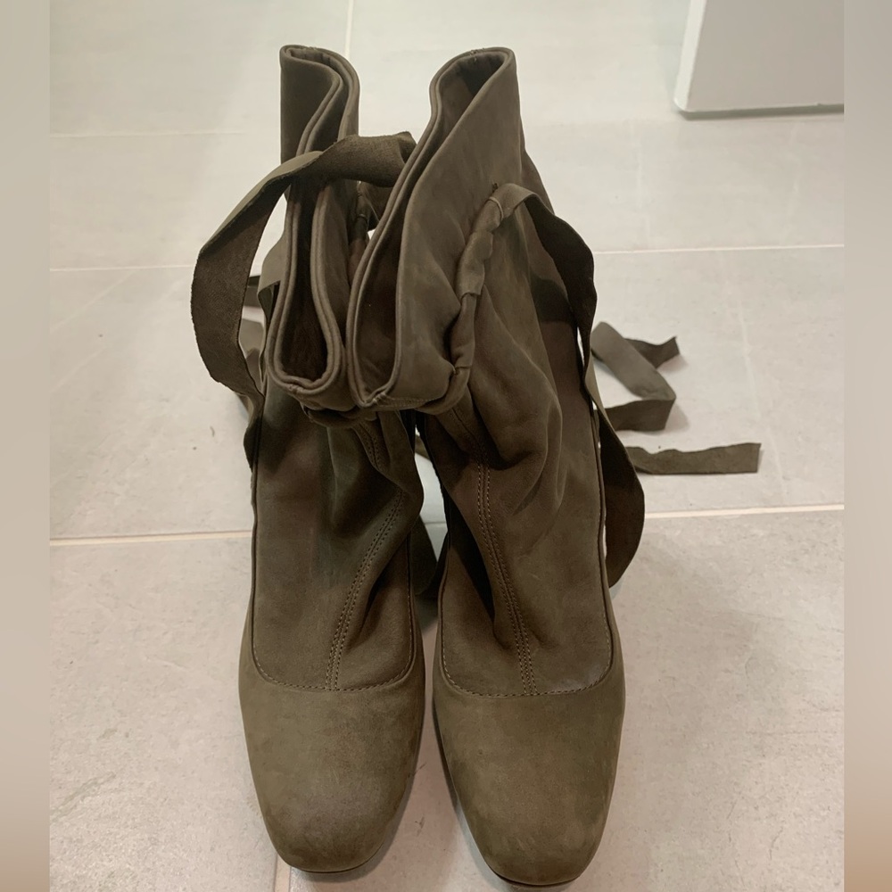 Hugo Boss Bootie gray size 6